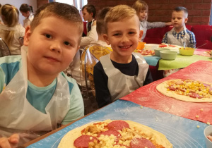Chłopcy z własnoręcznie wykonaną pizzą