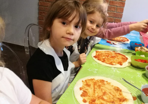 Dziewczynki z własnoręcznie wykonaną pizzą