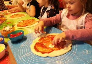 Dzieci komponują własną pizzę