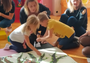 Dzieci tworzą drzewo genealogiczne