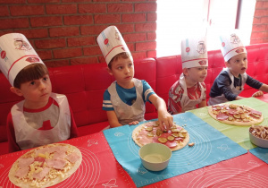 Dzieci komponują ulubioną pizzę