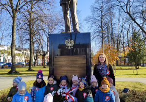 Pamiątkowe zdjęcie Pszczółek pod pomnikiem Józefa Piłsudskiego