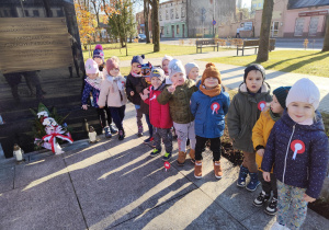 Dzieci pod pomnikiem Józefa Piłsudskiego