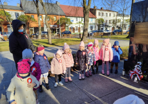 Dzieci pod pomnikiem Józefa Piłsudskiego