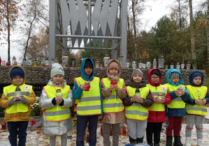 Dzieci ze zniczami pod pomnikiem obrońców Gór Borowskich