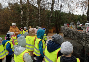 Dzieci słuchają wiadomości na temet obrońców Gór Borowskich