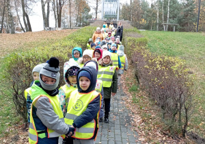 Dzieci idą pod pomnik obrońców Gór Borowskich