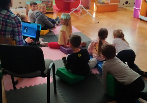 Dzieci oglądają prezentację na temat wielkich Polaków