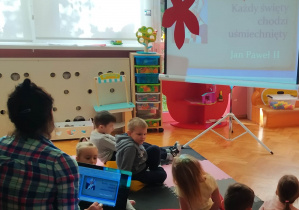 Dzieci oglądają prezentację na temat wielkich Polaków