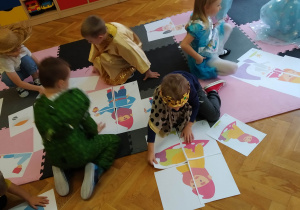 Dzieci ukłądają puzzle