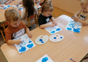 Dzieci malują farbami swoje prace