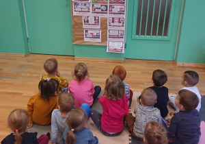 Dzieci ogladają tablice edukacyjne