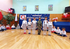 Dzieci śpiewają żołnierską piosenkę