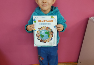 Chłopiec z tablicą edukacyjną związaną z prawami dziecka