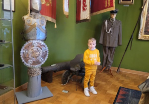Chłopiec w muzeum