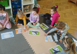 Dzieci układają misiowe puzzle