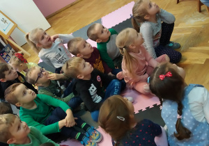 Dzieci słuchają opowiadania