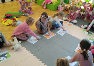 Dzieci ukłądają misiowe puzzle