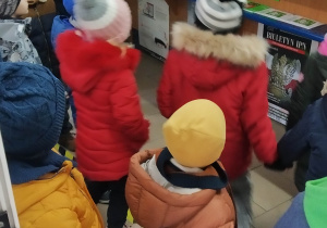 Dzieci czekają w kolejce na wysłanie paczki
