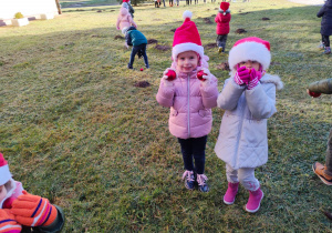 Dzieci szukają bombek od św. Mikołaja