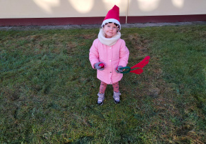 Dziewczynka szuka bombek od św. Mikołaja