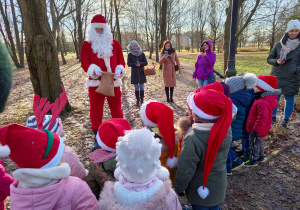 Dzieci ćwiczą ze św. Mikołajem