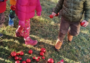 Dzieci szukają bombek od św. Mikołaja