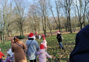 Dzieci biegną do św. Mikołaja