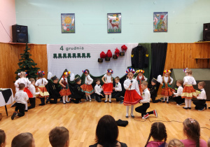 Przedszkolaki tańczą do piosenki "Karliku, karliku"