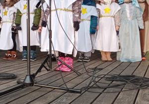 Dziewczynka śpiewa pastorałkę