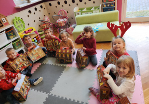Dzieci otwierają prezenty od św. Mikołaja