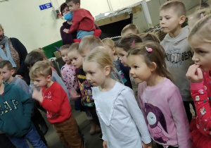 Dzieci słuchają informacji na temat produkcji bombek
