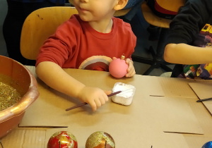 Chłopiec dekoruje bombki