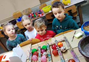 Dzieci dekorują bombki