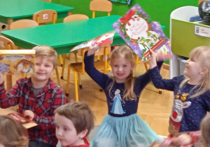 Dzieci otwierają prezenty od św. Mikołaja