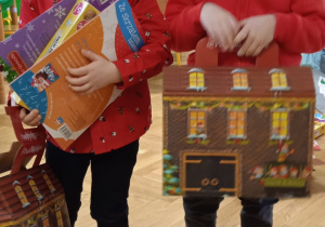Dzieci z prezentami od św. Mikołaja