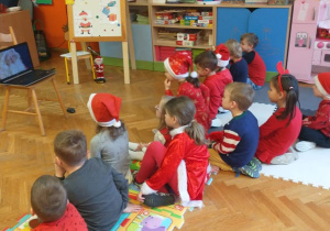 Dzieci oglądają film o Mikołaju