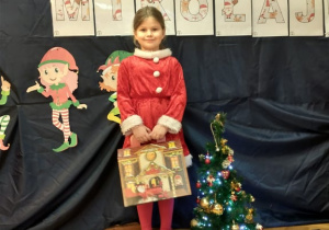 Dziewczynka z prezentem od Świętego Mikołaja