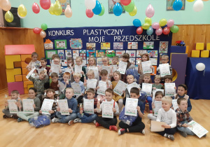 Pamiątkowe zdjęcie dzieci biorących udział w konkursie plastycznym pt. "Moje Przedszkole"