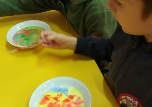 Dzieci malują na mleku