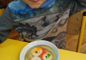 Chłopiec maluje na mleku