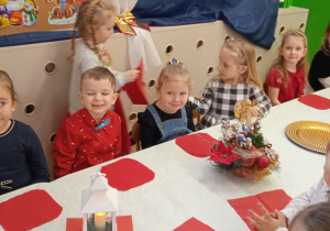 Dzieci przy wigilijnym stole