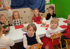 Dzieci przy wigilijnym stole
