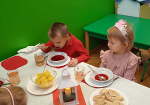 Dzieci jedzą wigilijne potrawy