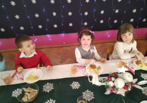 Dzieci jedza wigilijne potrawy