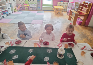 Dzieci jedza wigilijne potrawy