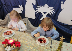 Dzieci jedzą wigilijny obiad