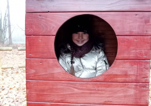 Dziewczynka w drewnianym domku