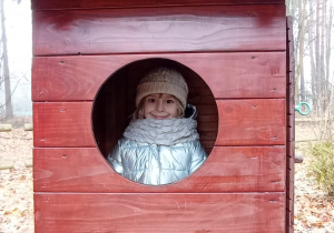 Dziewczynka w drewnianym domku