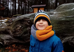 Chłopiec w szkółce leśnej